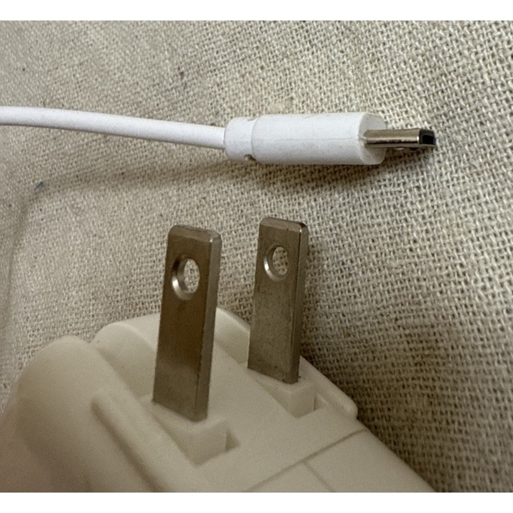 Apple 12w USB Charger Adapter for iPhones with lightning cable included‎ - Picture 6 of 7